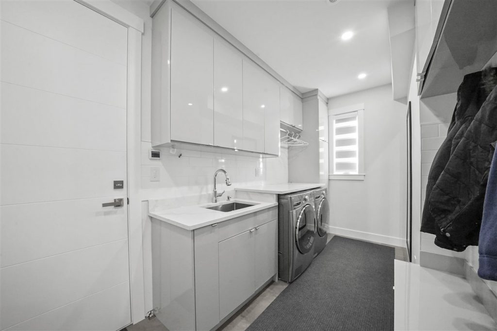 1672 HARBOUR DRIVE, Vancouver