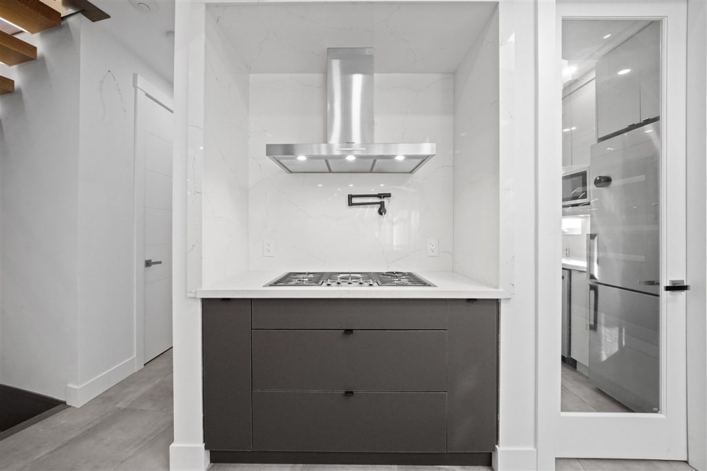 1672 HARBOUR DRIVE, Vancouver