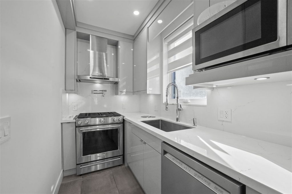 1672 HARBOUR DRIVE, Vancouver