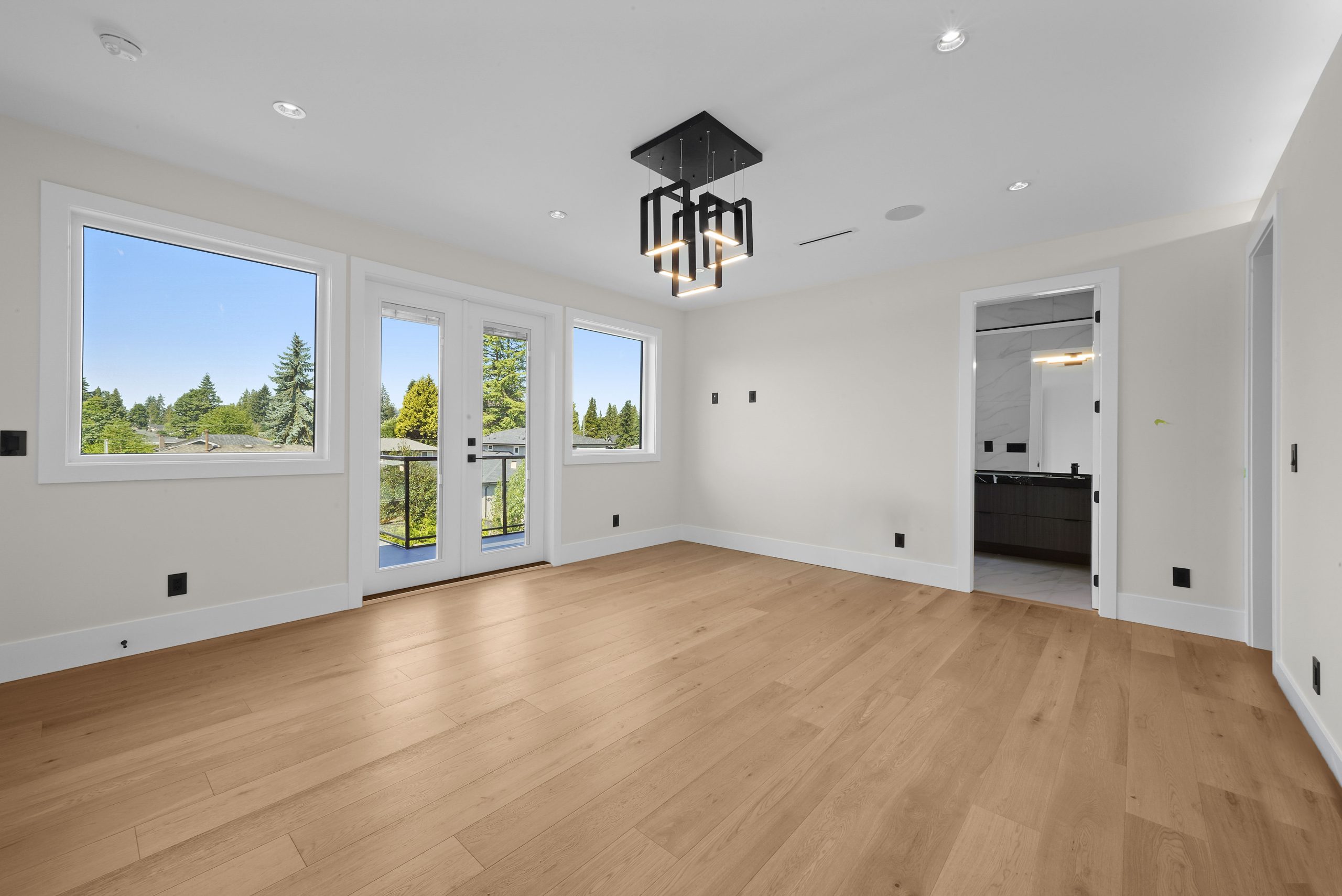 822 Poirier St. Coquitlam, BC V3J 6C1 26