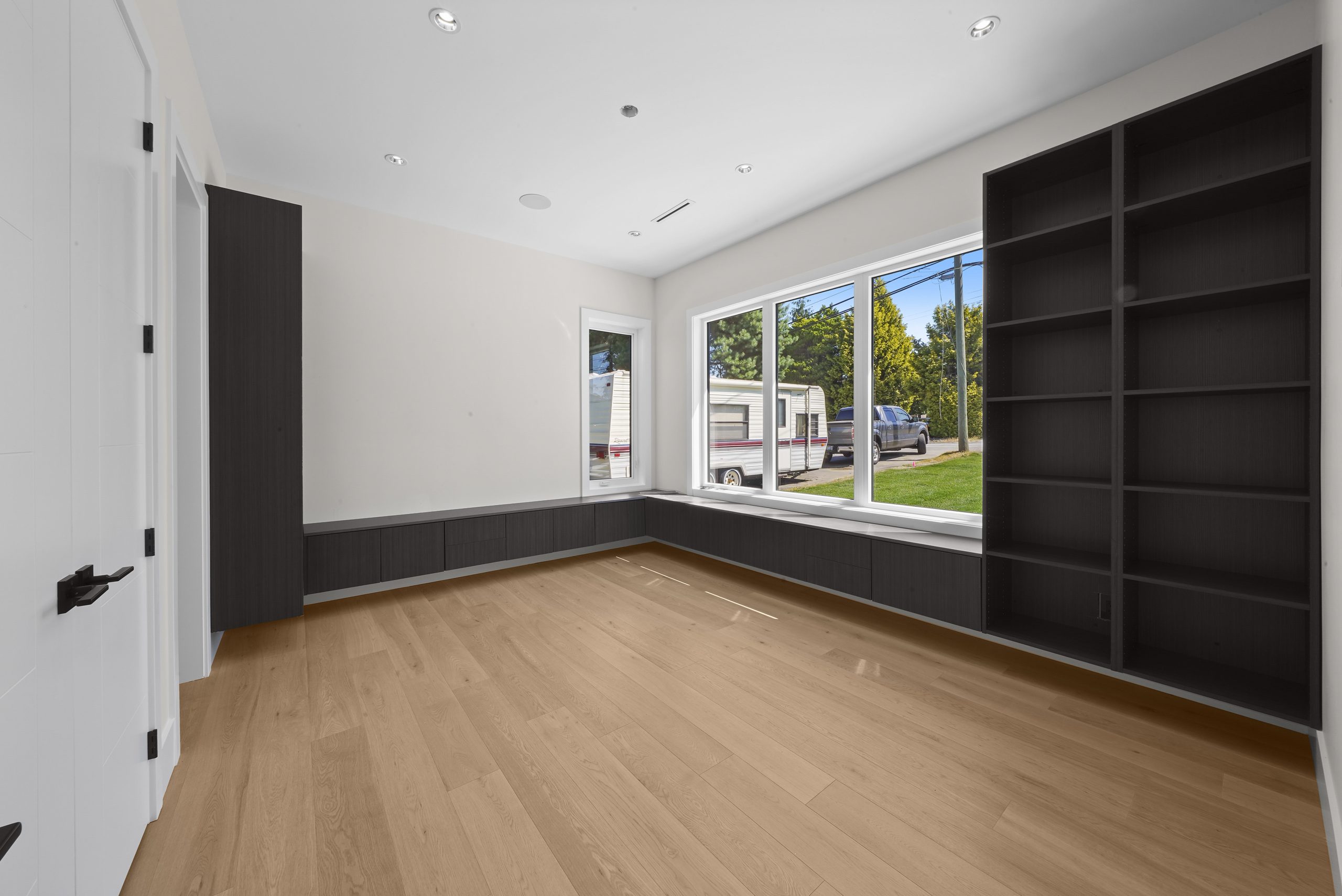 822 Poirier St. Coquitlam, BC V3J 6C1 16