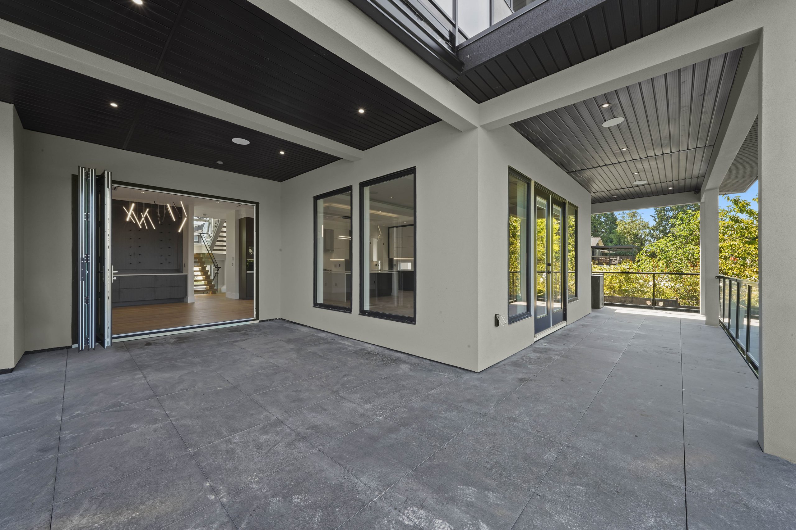 822 Poirier St. Coquitlam, BC V3J 6C1 23