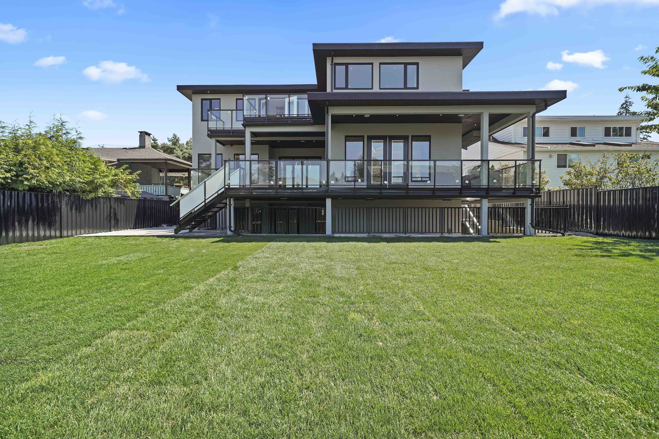 822 Poirier St. Coquitlam, BC V3J 6C1 32