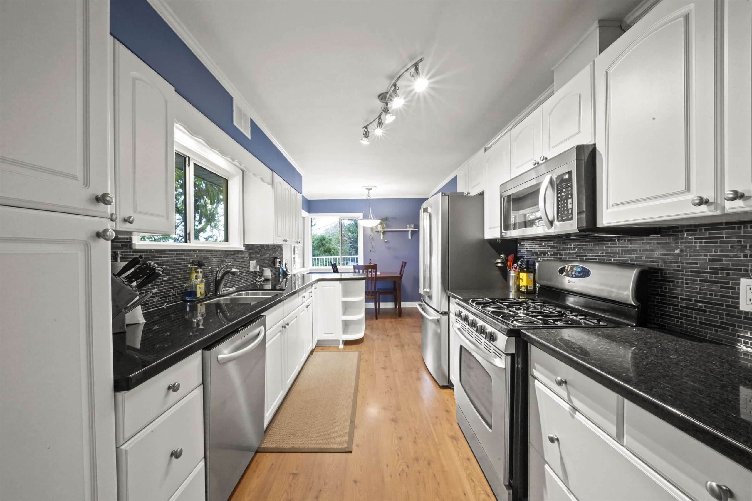 1976 HILLSIDE AVENUE 13