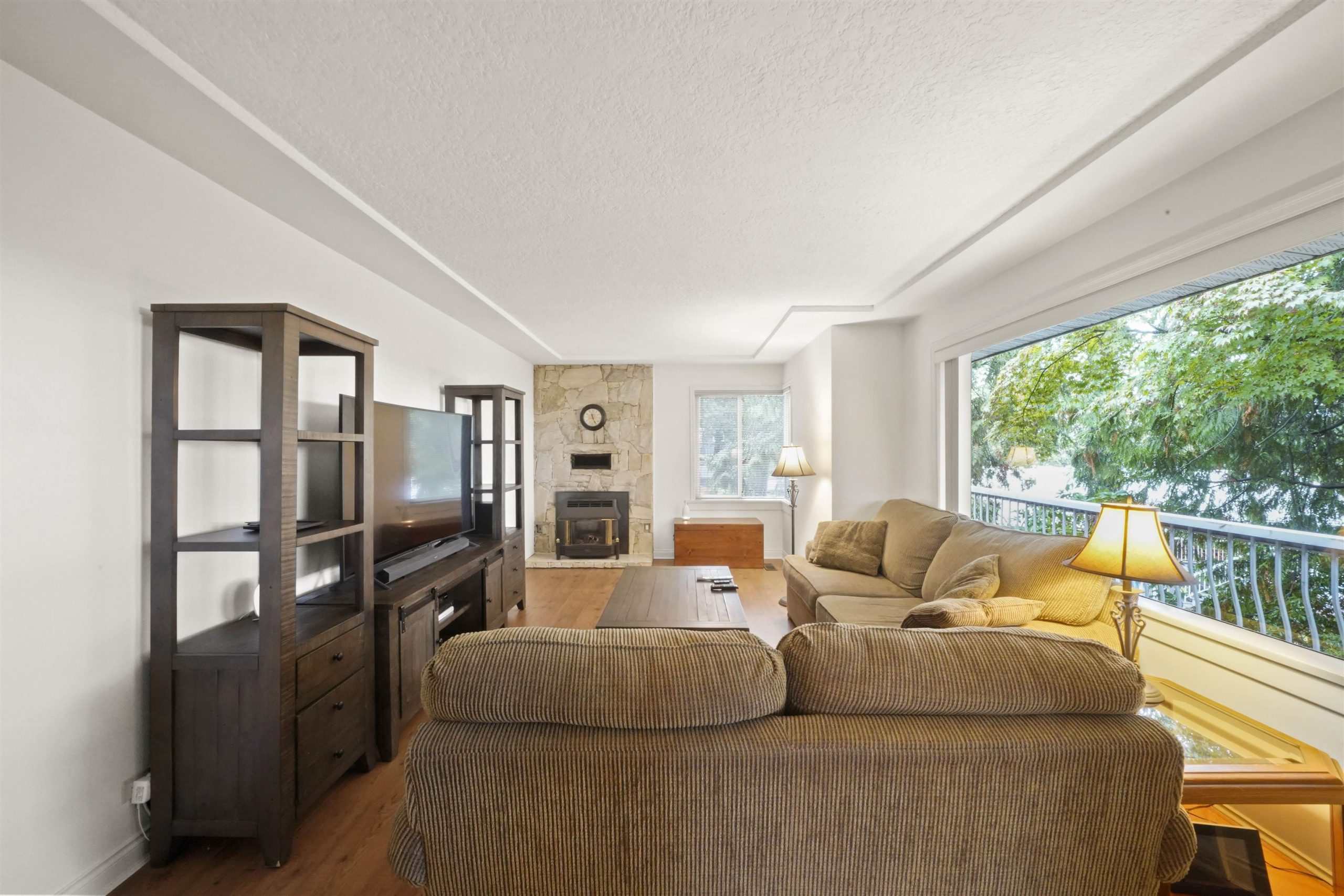 1976 HILLSIDE AVENUE 15