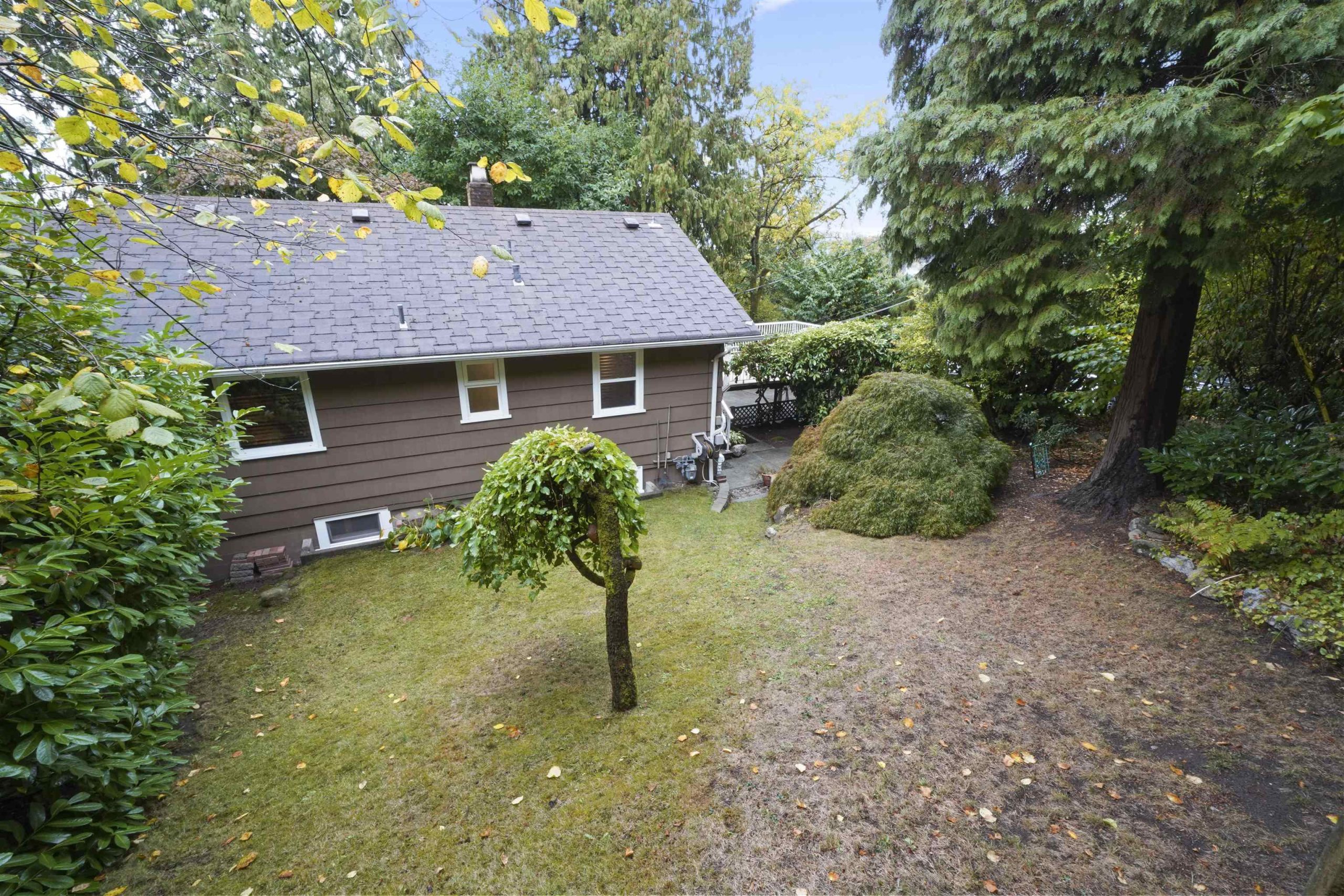 1976 HILLSIDE AVENUE 4
