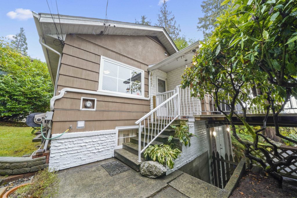 1976 HILLSIDE AVENUE
