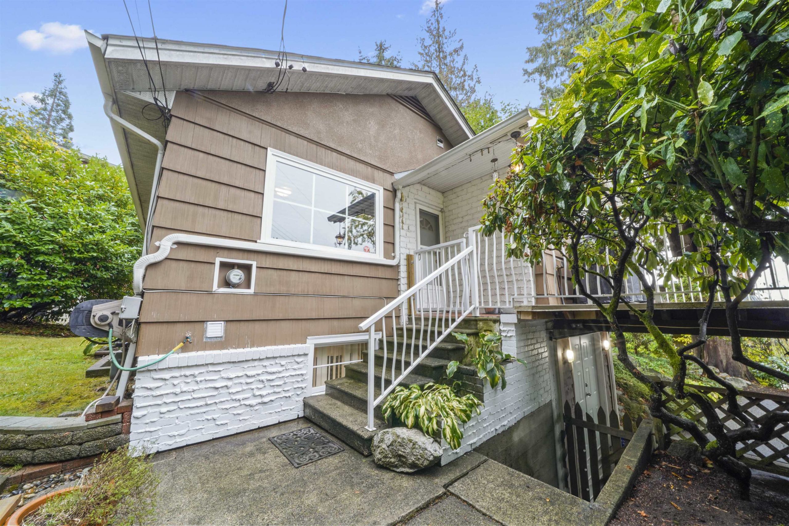 1976 HILLSIDE AVENUE 5